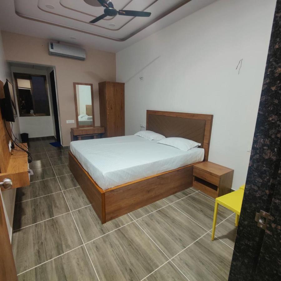 Hotel Nilkanth Navsari Extérieur photo