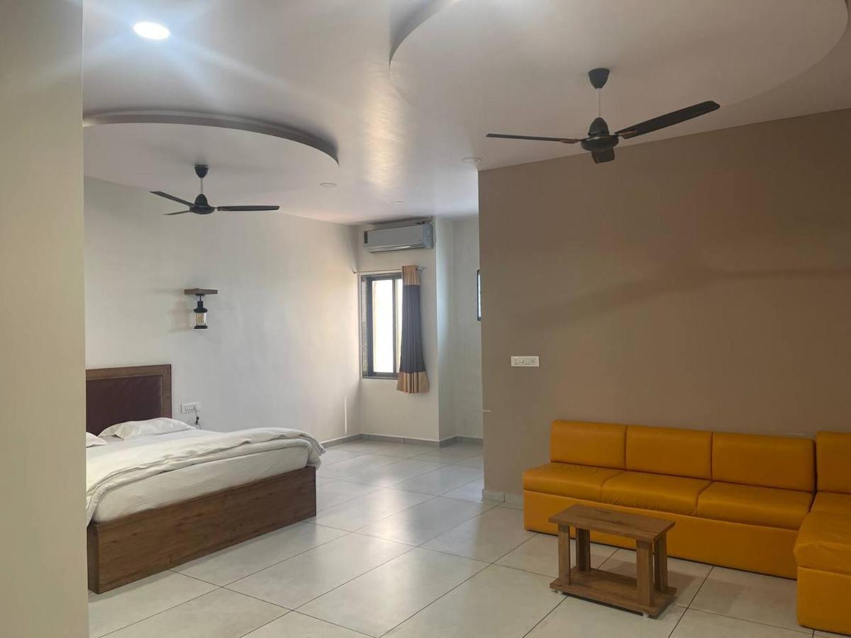 Hotel Nilkanth Navsari Extérieur photo