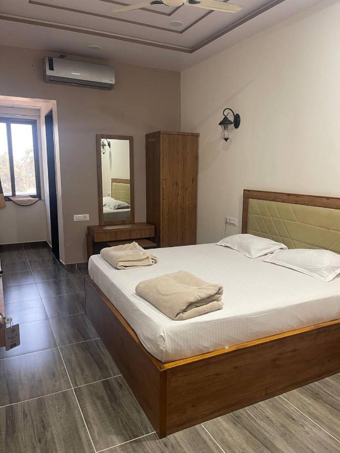 Hotel Nilkanth Navsari Extérieur photo