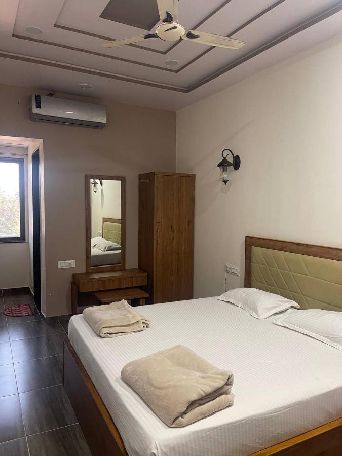 Hotel Nilkanth Navsari Extérieur photo