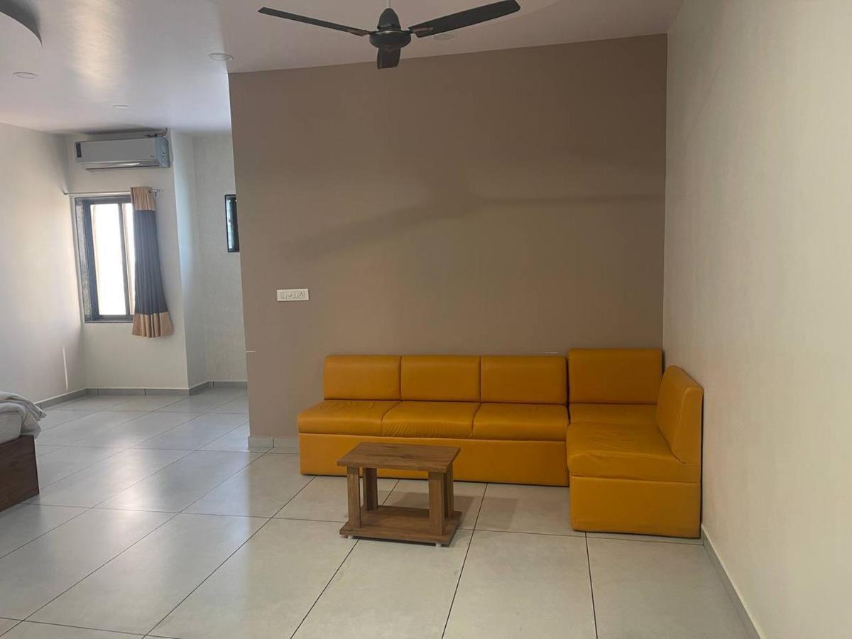 Hotel Nilkanth Navsari Extérieur photo