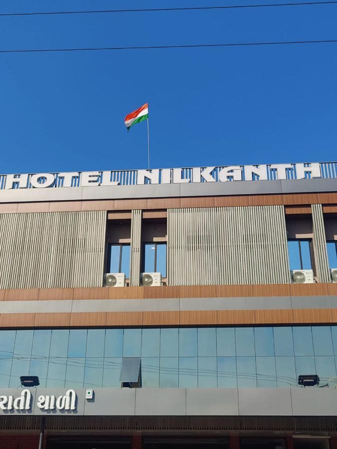 Hotel Nilkanth Navsari Extérieur photo