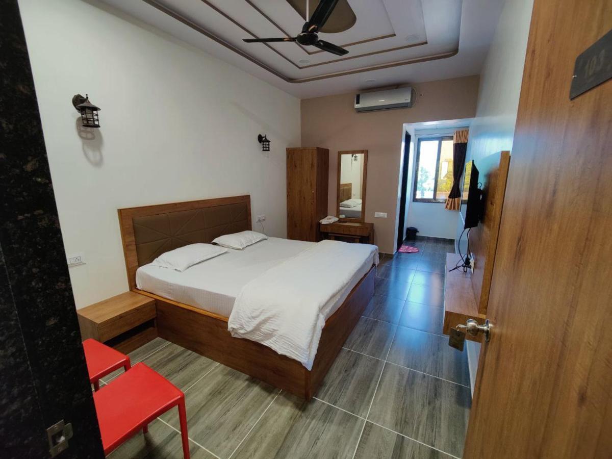 Hotel Nilkanth Navsari Extérieur photo