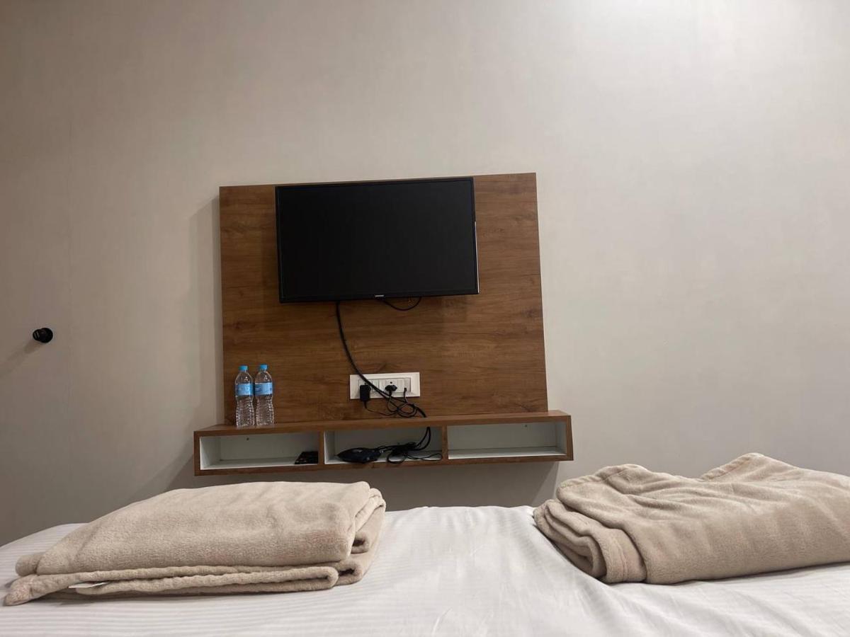 Hotel Nilkanth Navsari Extérieur photo