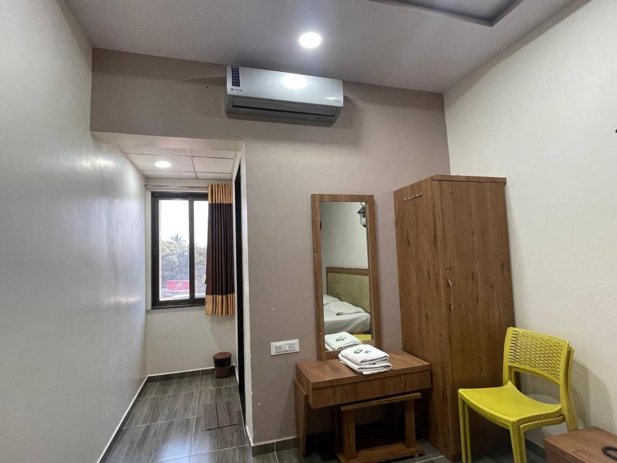 Hotel Nilkanth Navsari Extérieur photo