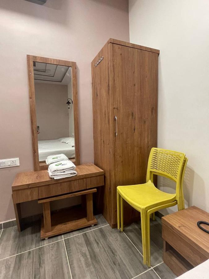 Hotel Nilkanth Navsari Extérieur photo