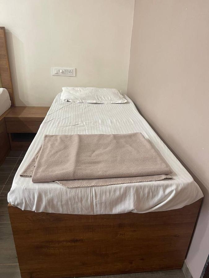 Hotel Nilkanth Navsari Extérieur photo