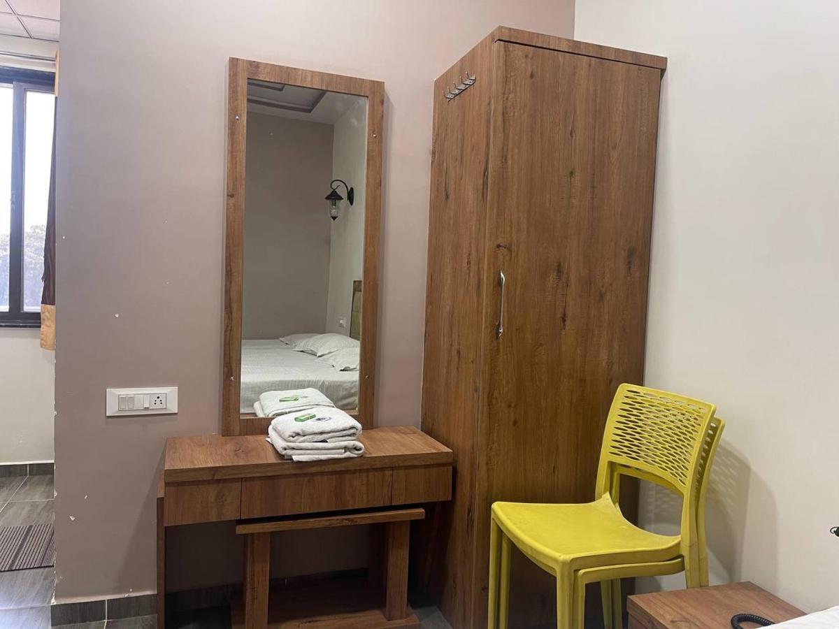 Hotel Nilkanth Navsari Extérieur photo