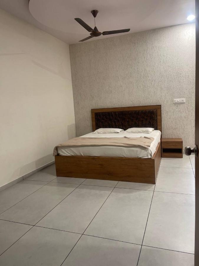 Hotel Nilkanth Navsari Extérieur photo