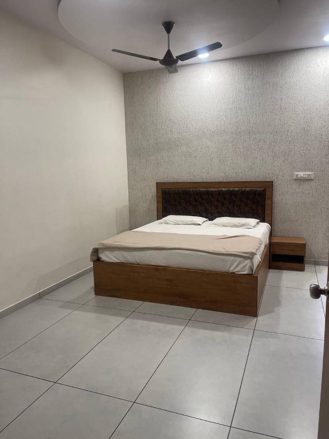 Hotel Nilkanth Navsari Extérieur photo