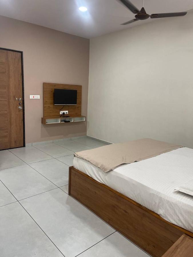 Hotel Nilkanth Navsari Extérieur photo