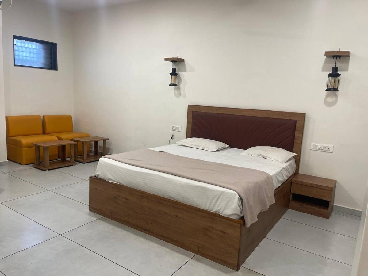 Hotel Nilkanth Navsari Extérieur photo