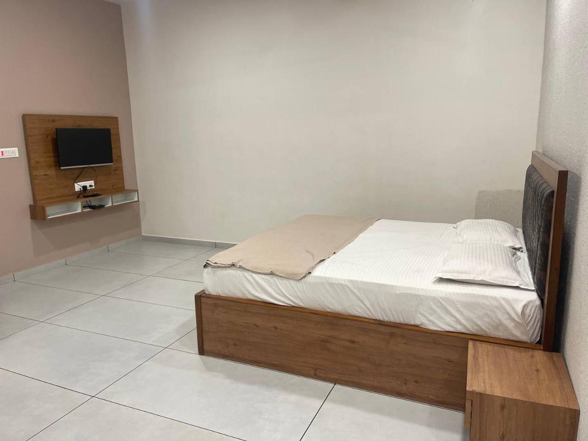 Hotel Nilkanth Navsari Extérieur photo